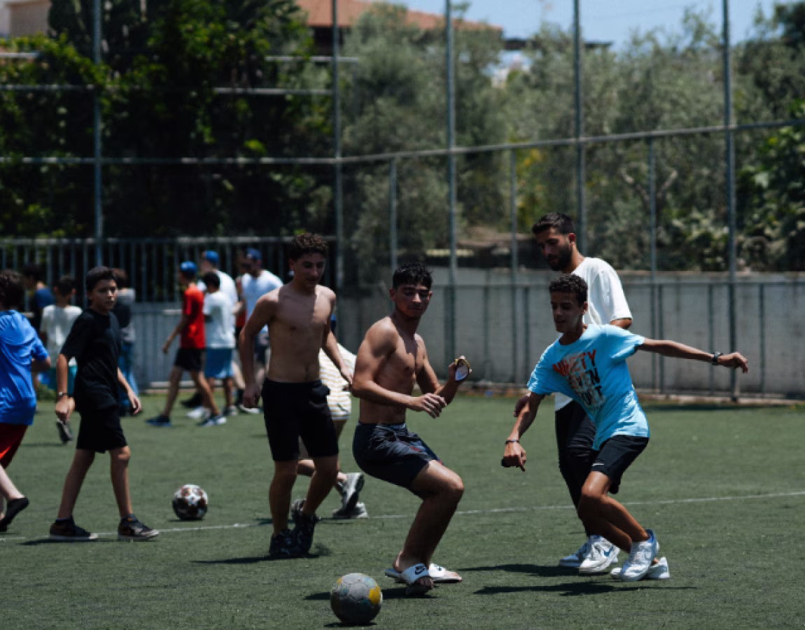 Ragazzi giocano a calcio insieme al Campo Yael