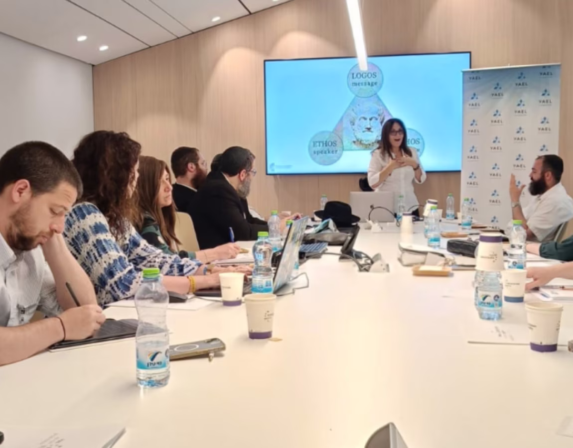 Educatori durante una sessione del programma di leadership